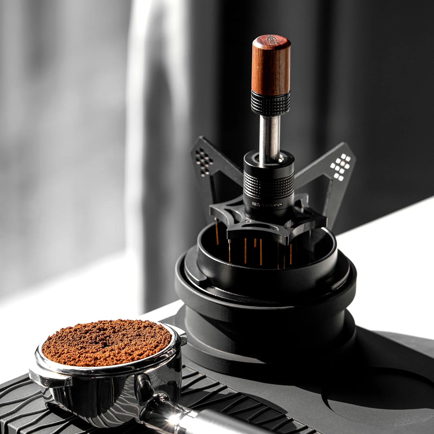 IKAPE WDT Tool 51mm – Präzisions Espresso Verteiler aus Edelstahl mit Mantis Halterung