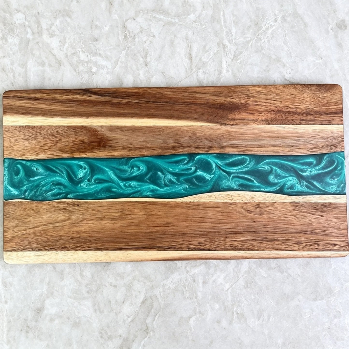 Schneidebrett Holz Epoxy Resin – Handgefertigtes Servierbrett aus Holz fuer Fleisch Kaese & Brot