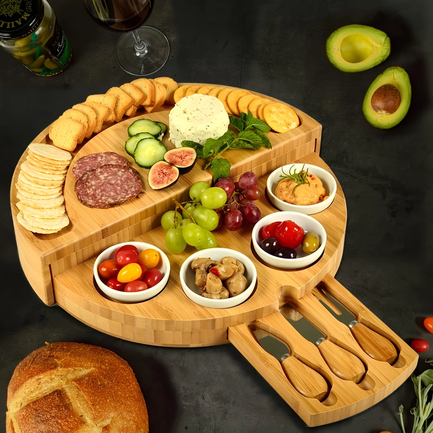 Kaesebrett Bambus mit Messer & Gabel – Grosses Servierbrett fuer Pizza Steak & Snacks