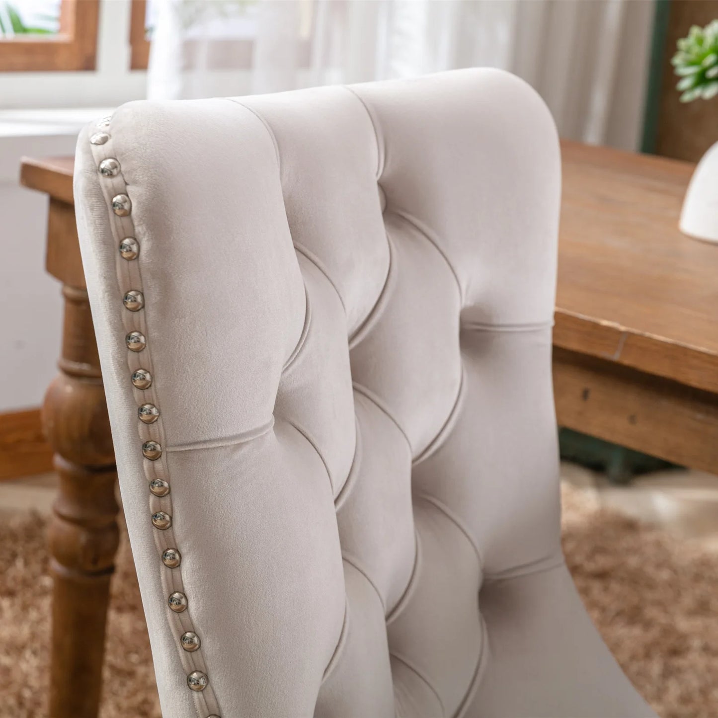 Esszimmerstuhl 2er Set Beige – Modernes Samt Polsterstuhl Set mit Nietenverzierung, Knopfung & Holzbeinen