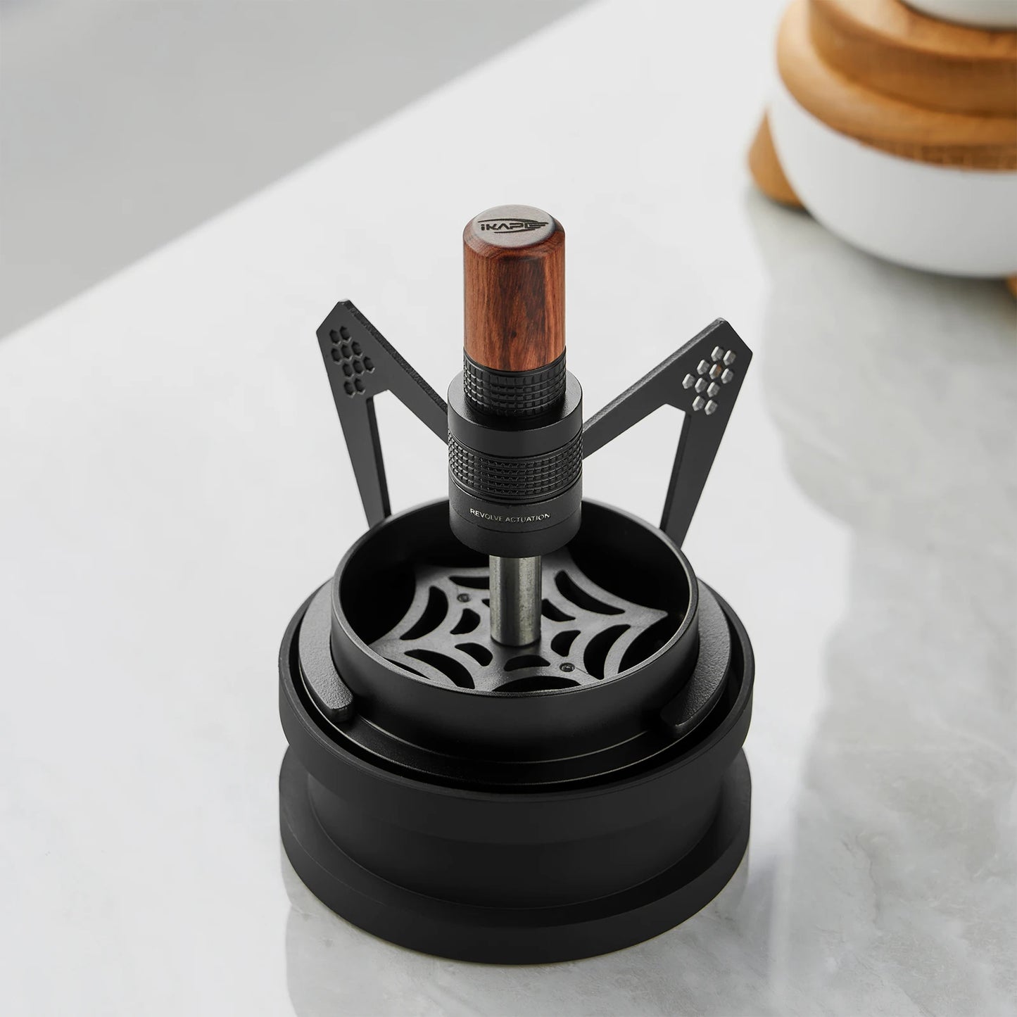 IKAPE WDT Tool 51mm – Präzisions Espresso Verteiler aus Edelstahl mit Mantis Halterung