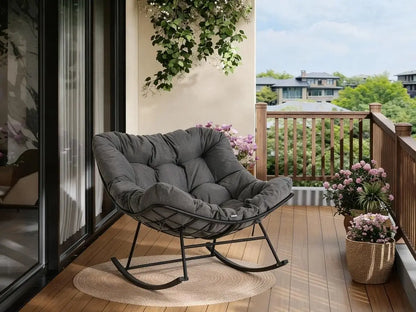 Garten Schaukelstuhl mit Hocker Beige – Wetterfester Rattan Polstersessel fuer Outdoor, Balkon & Terrasse bis 136kg