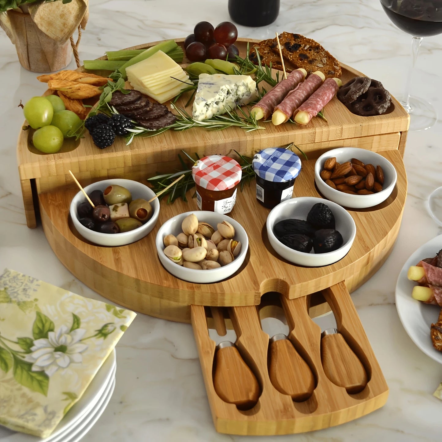 Kaesebrett Bambus mit Messer & Gabel – Grosses Servierbrett fuer Pizza Steak & Snacks