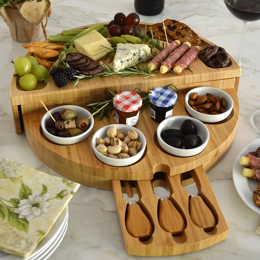 Kaesebrett Bambus mit Messer & Gabel – Grosses Servierbrett fuer Pizza Steak & Snacks