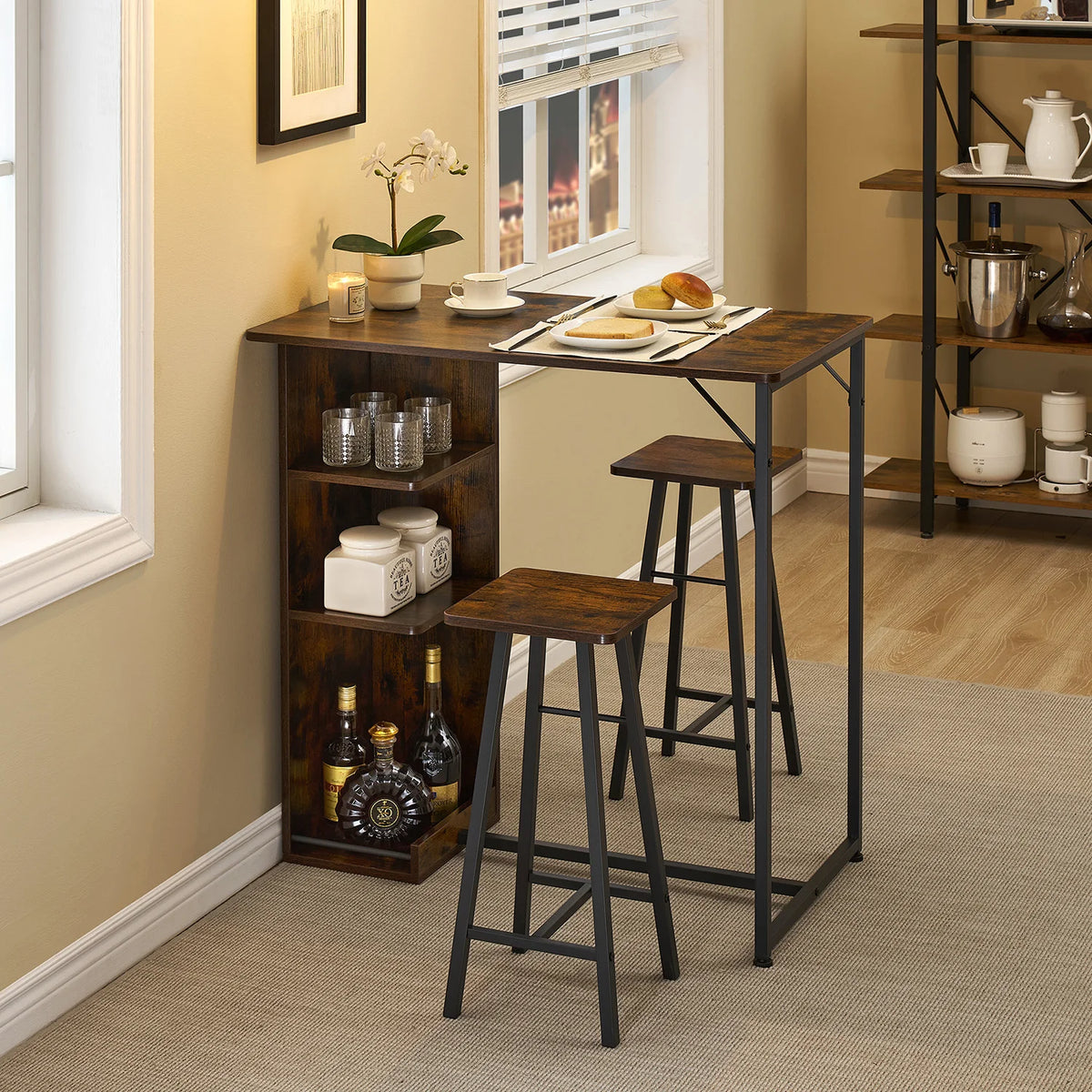 Bartisch Set 3-teilig mit Regal Vintage Braun – Kompakter Stehtisch mit 2 Barhockern für kleine Küche