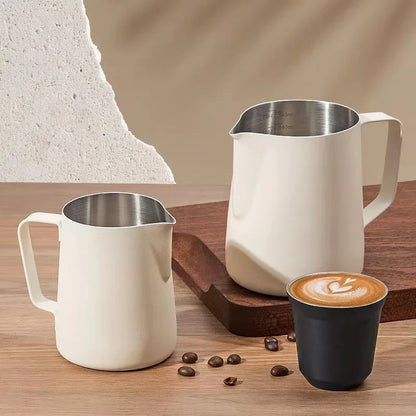 Edelstahl Milchkännchen mit Skala – Barista Milchschäumkännchen für Perfekte Latte Art