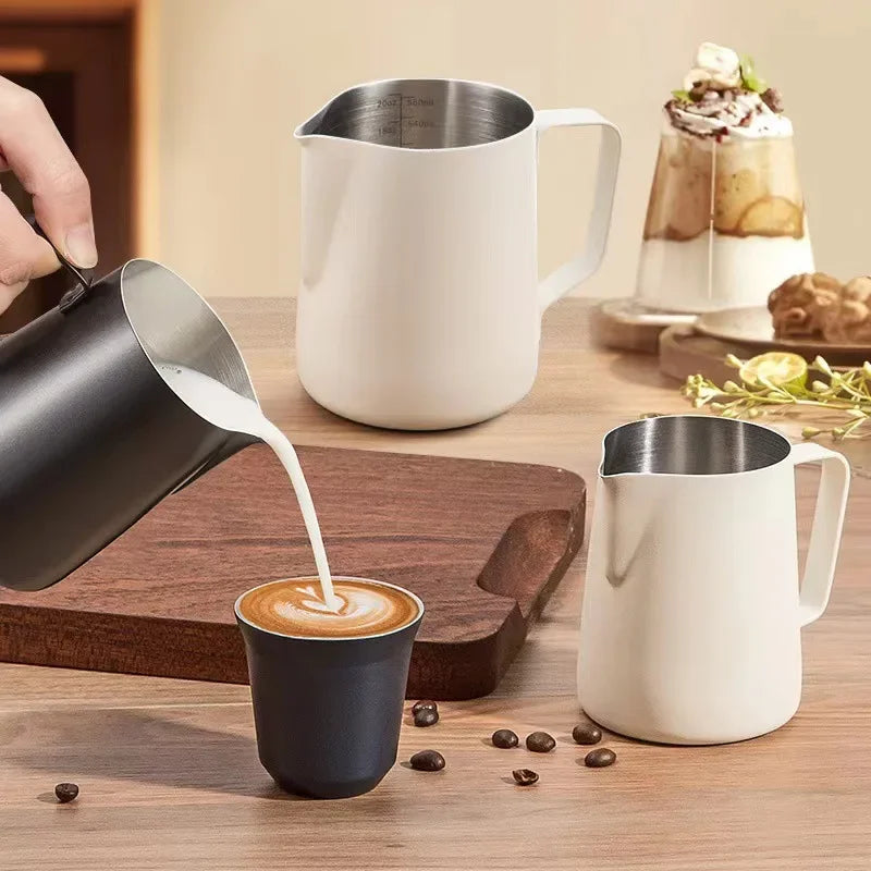 Edelstahl Milchkännchen mit Skala – Barista Milchschäumkännchen für Perfekte Latte Art