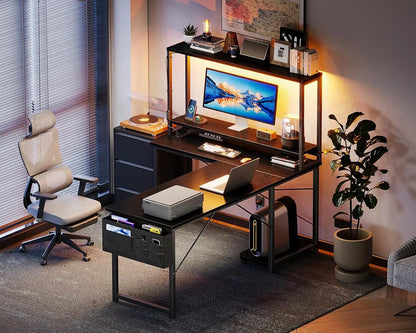 L-förmiger Gaming Schreibtisch LED Schwarz 135 cm – Eckschreibtisch mit Monitoraufsatz & Steckdosen