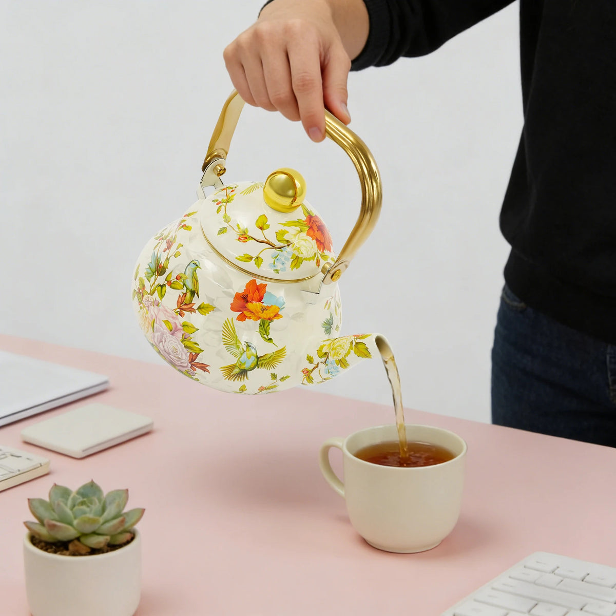 Klassische Enamel Teekanne Blumenmuster 1,5L – Emaillierte Teekanne mit Goldgriff
