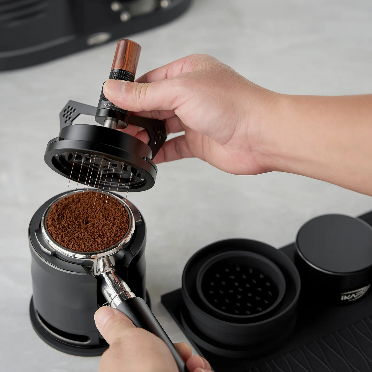 IKAPE WDT Tool 51mm – Präzisions Espresso Verteiler aus Edelstahl mit Mantis Halterung