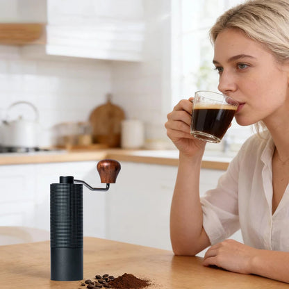 Manuelle Kaffeemühle Titan-Optik – Präzisions-Handmühle mit Sechskant-Mahlwerk