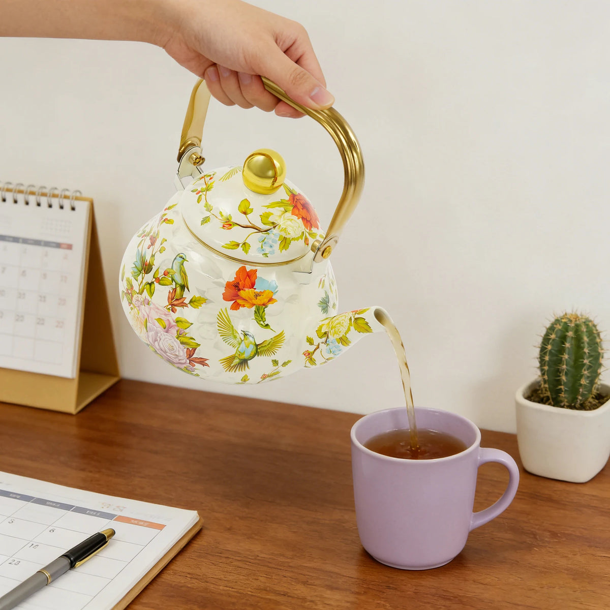 Klassische Enamel Teekanne Blumenmuster 1,5L – Emaillierte Teekanne mit Goldgriff