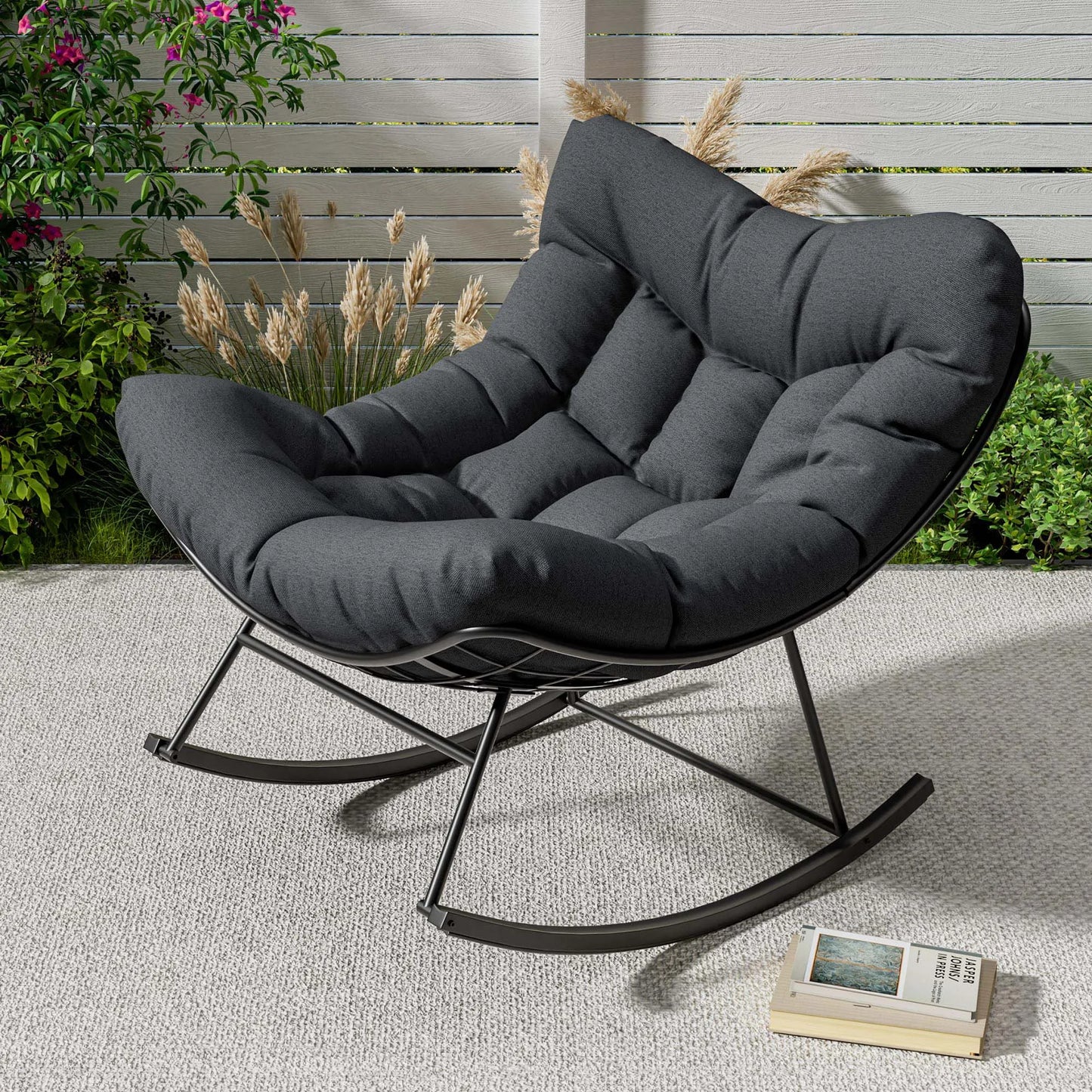 Garten Schaukelstuhl mit Hocker Beige – Wetterfester Rattan Polstersessel fuer Outdoor, Balkon & Terrasse bis 136kg