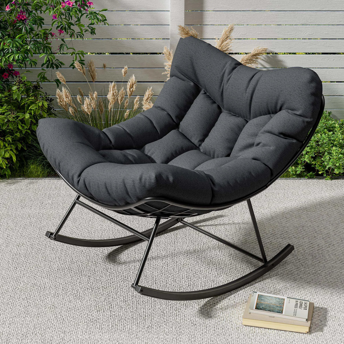 Garten Schaukelstuhl mit Hocker Beige – Wetterfester Rattan Polstersessel fuer Outdoor, Balkon & Terrasse bis 136kg