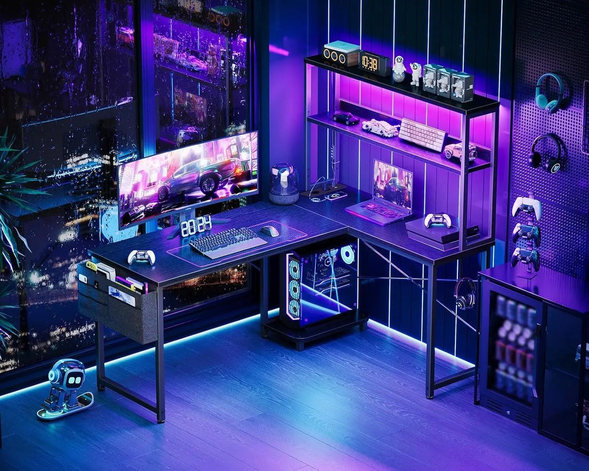 L-förmiger Gaming Schreibtisch LED Schwarz 135 cm – Eckschreibtisch mit Monitoraufsatz & Steckdosen