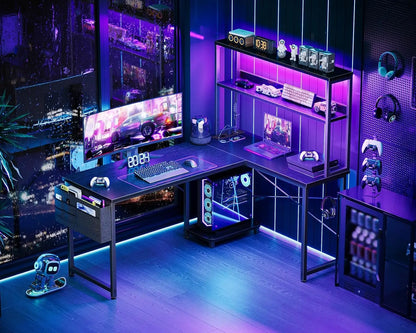 L-förmiger Gaming Schreibtisch LED Schwarz 135 cm – Eckschreibtisch mit Monitoraufsatz & Steckdosen