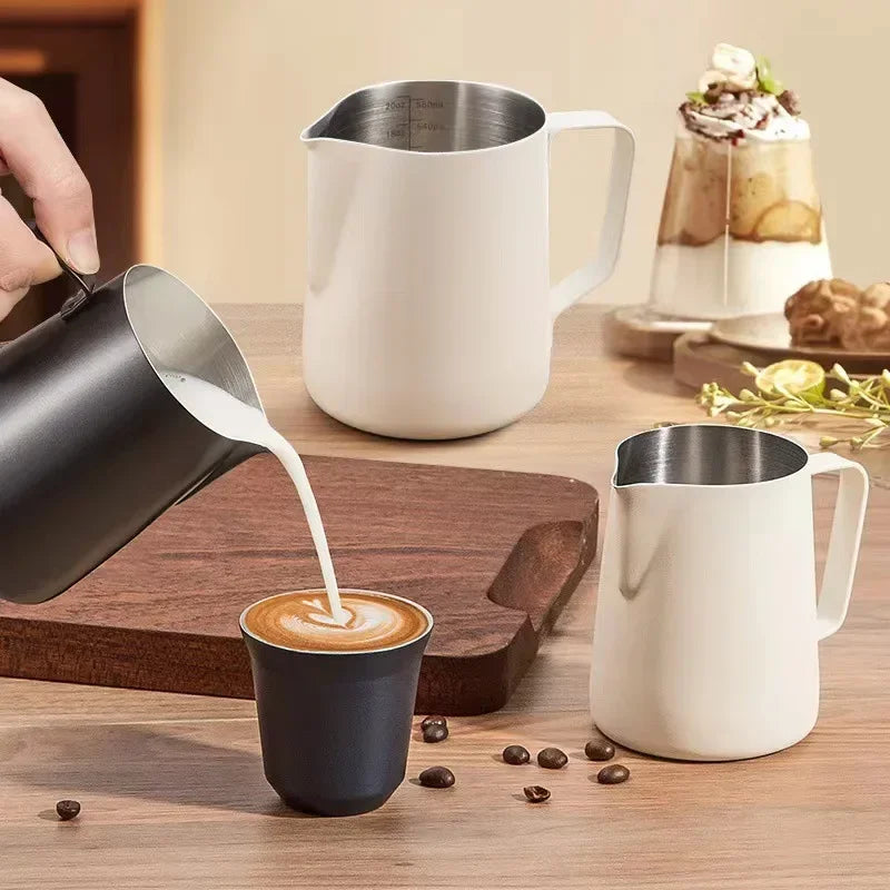 Edelstahl Milchkännchen mit Skala – Barista Milchschäumkännchen für Perfekte Latte Art