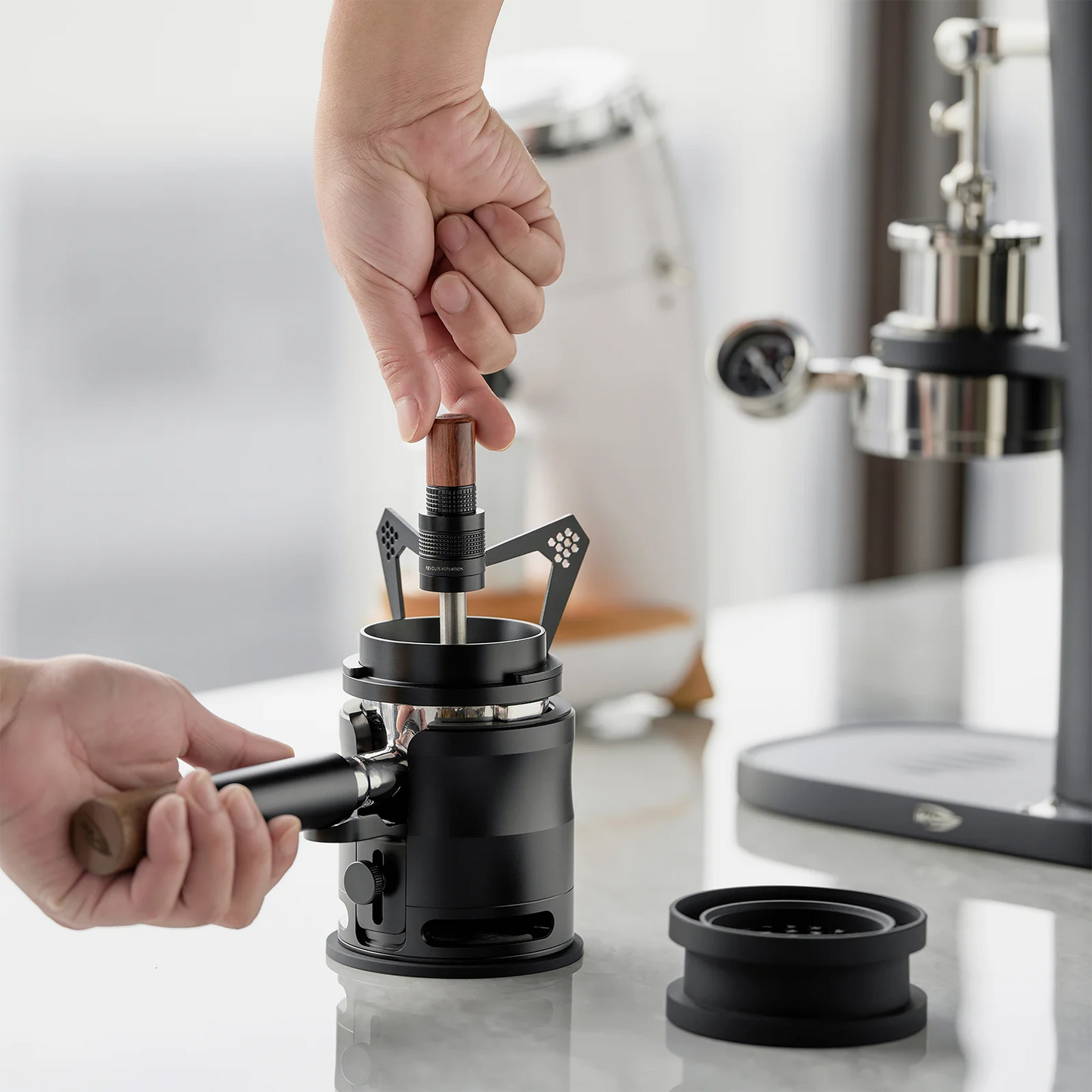 IKAPE WDT Tool 51mm – Präzisions Espresso Verteiler aus Edelstahl mit Mantis Halterung