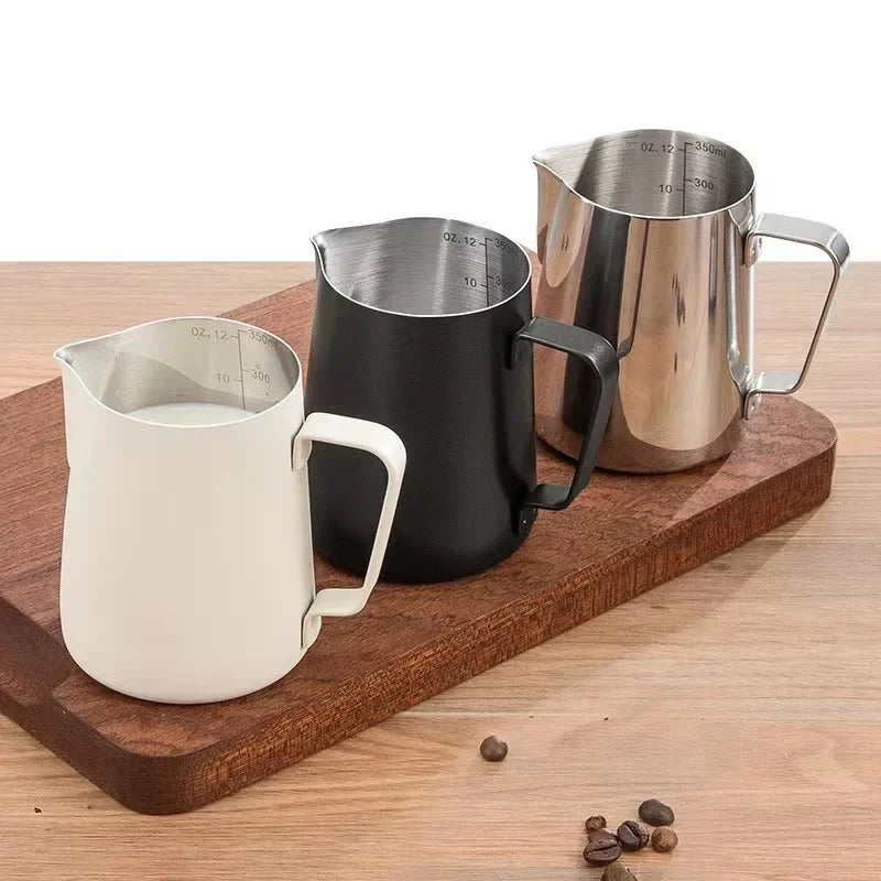 Edelstahl Milchkännchen mit Skala – Barista Milchschäumkännchen für Perfekte Latte Art