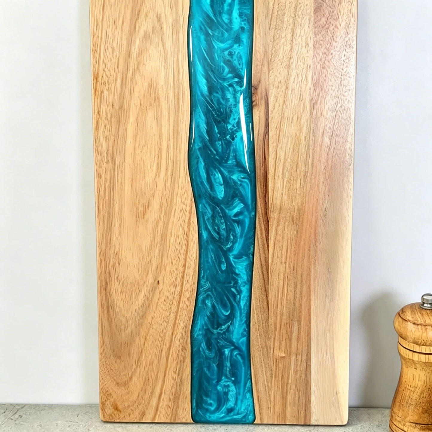 Schneidebrett Holz Epoxy Resin – Handgefertigtes Servierbrett aus Holz fuer Fleisch Kaese & Brot