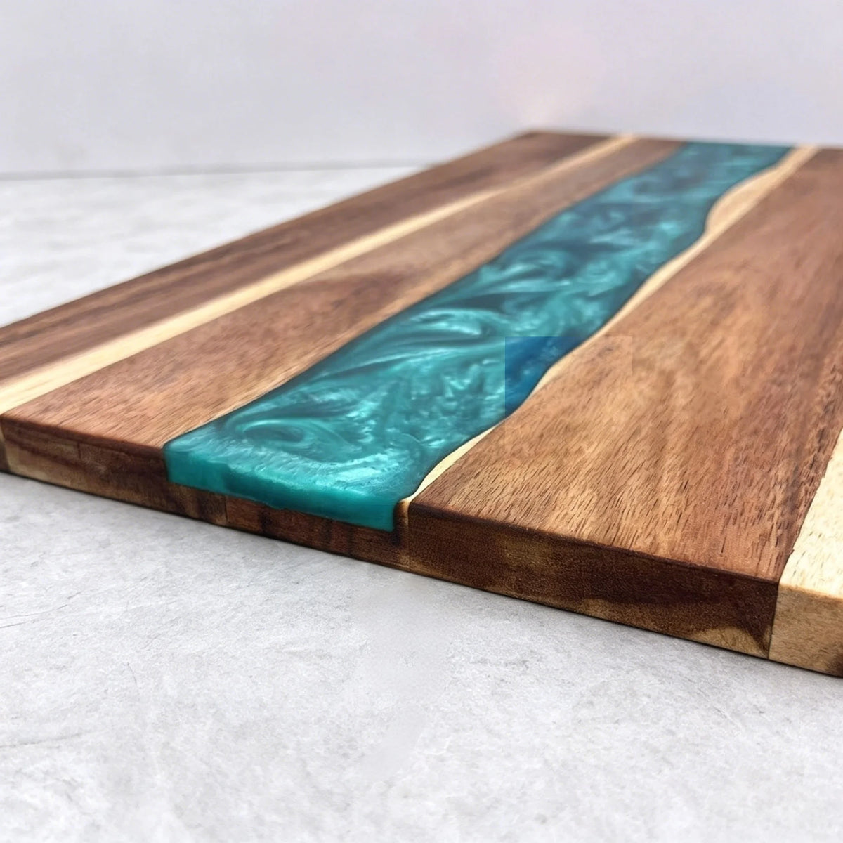 Schneidebrett Holz Epoxy Resin – Handgefertigtes Servierbrett aus Holz fuer Fleisch Kaese & Brot